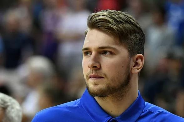 17岁天才卡尔展现极强潜力，德甲首秀表现亮眼，凭借出色技术和风格成为焦点。