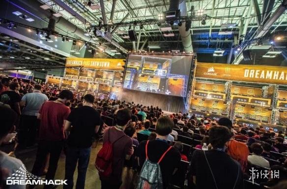 截然不同的 截然不同的